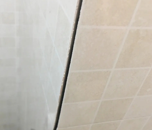 德阳瓷砖空鼓维修公司分享阳台瓷砖脱落的修复过程可以分为以下几个步骤