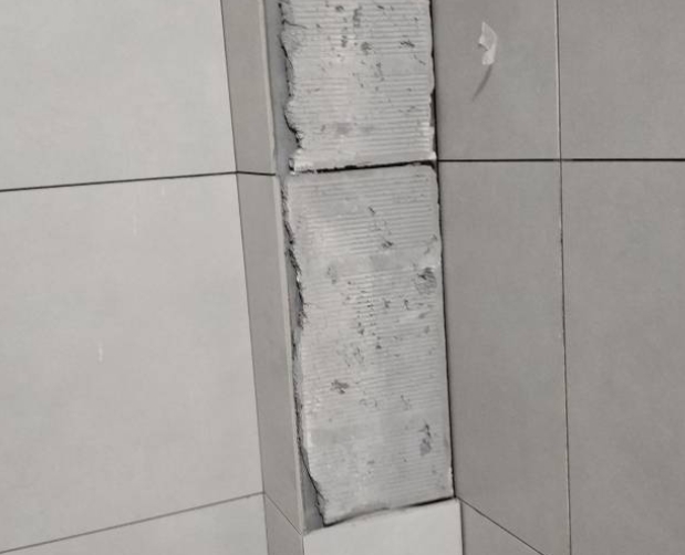 德阳瓷砖空鼓维修公司分享下瓷砖施工前基层浇水润湿程度不足，可能导致以下问题
