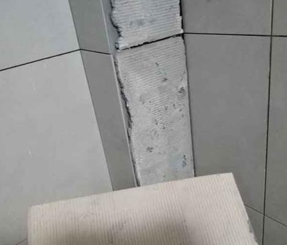 德阳瓷砖空鼓维修公司分享下厨房瓷砖脱落的补救措施。